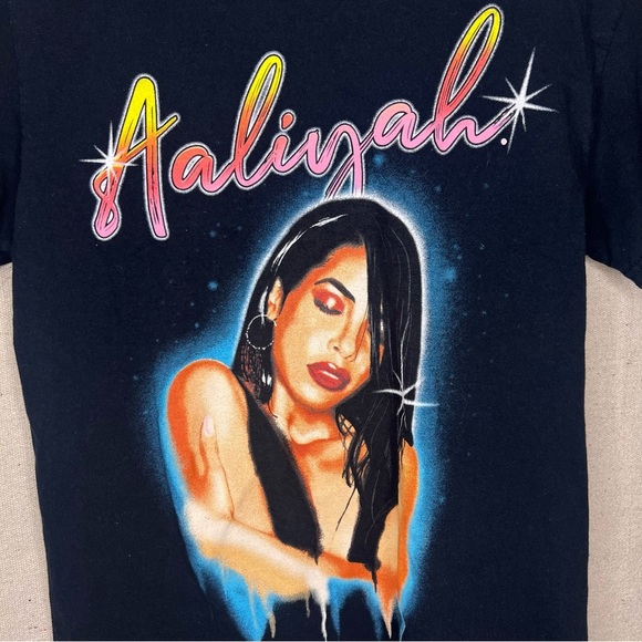 Aaliyah Graphic Tee - Picture 3 of 6